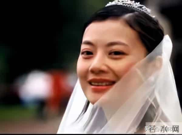 前央视主持人为爱情放弃国籍,走投无路回国,如今她过的怎样了