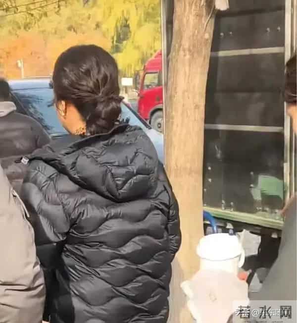 54岁闫妮和好友任素汐沈阳餐馆吃烤肉,穿羽绒服扎一头卷发挺时髦