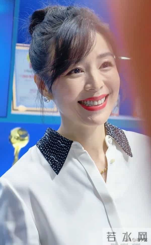 45岁张静初现身上海进博会,她的笑容真的太有感染力了,太美了吧