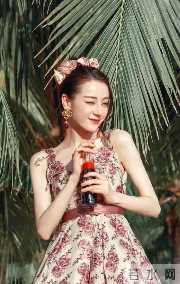 迪丽热巴这张拿椰子的照片,把我看饿了…不对,是看美了!