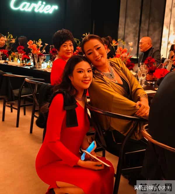 巩俐参加卡地亚活动,60岁依旧很有女王范,完美诠释岁月不败美人