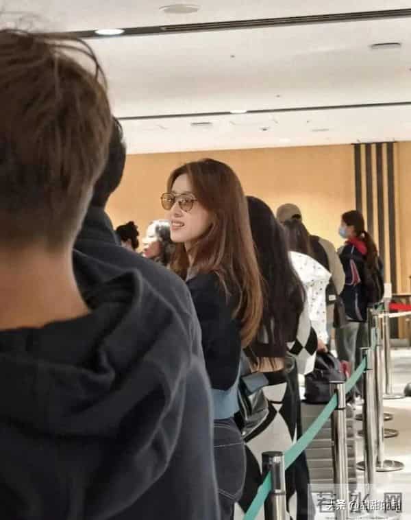 日本机场偶遇章泽天！黑框眼镜美炸，这气质我能盯100遍！