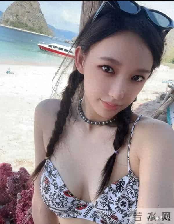 程潇海滩比基尼炸了！马甲线+S曲线，真是“人间尤物”