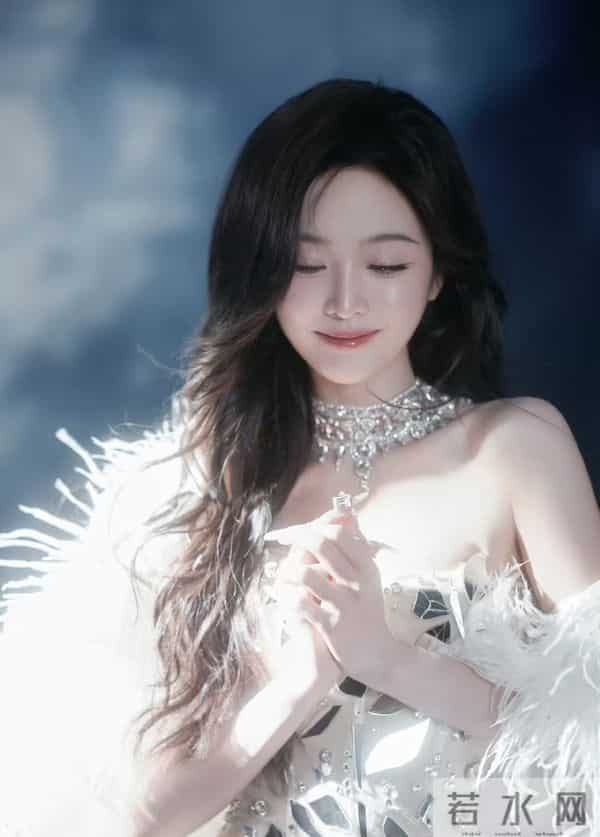 吴宣仪 抹胸短裙