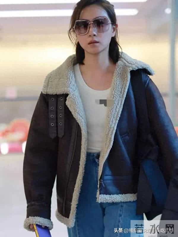 万茜机场私服真时髦！穿深棕皮毛外套+阔腿裤，洋气又高级！