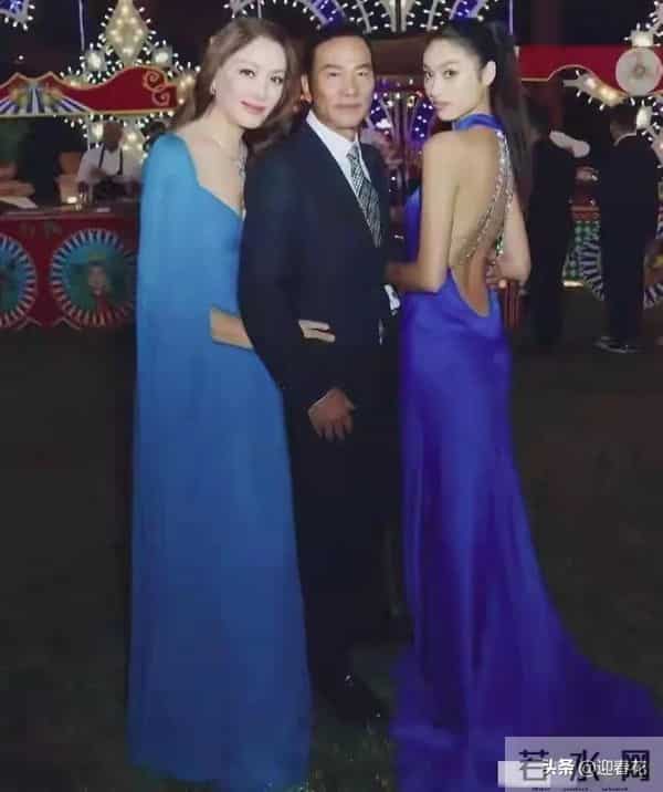 70岁任达华全家亮相！21岁女儿逆天大长腿惊艳全场，气质太像妈