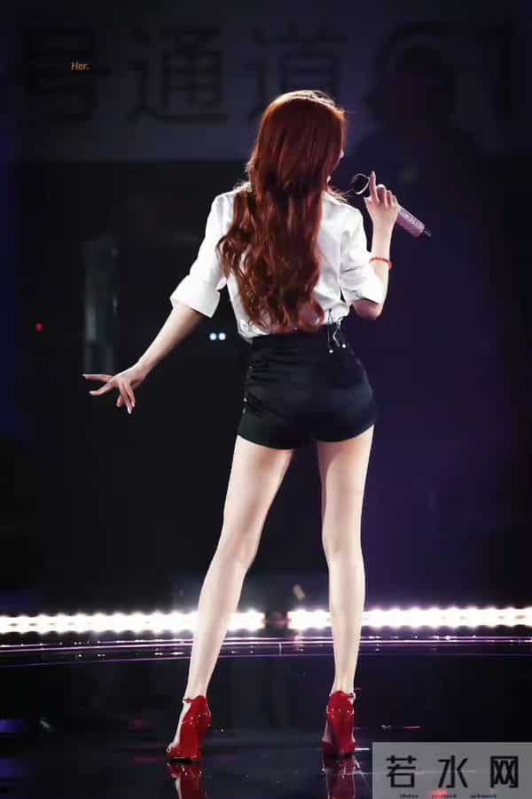 赵露思,演唱会性感造型,白色衬衣敞开心扉,男舞伴都移不开眼!