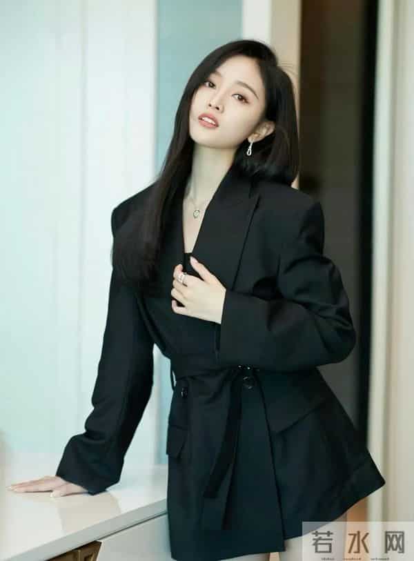 吴宣仪黑西装造型又美又飒