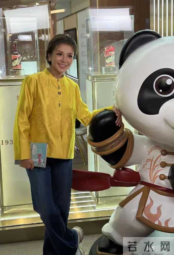 52岁朱迅现身上海进博会，穿黄色新中式上衣，尽显知性温婉与大气