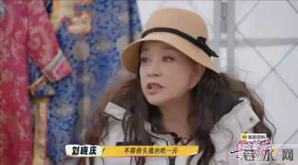 刘晓庆一天吃一斤肉，同龄人夸她年轻，摘下假发真容曝光