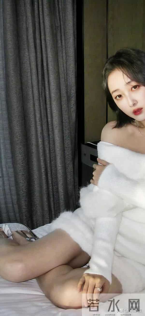 蒋梦婕玉腿香肩写真似少女