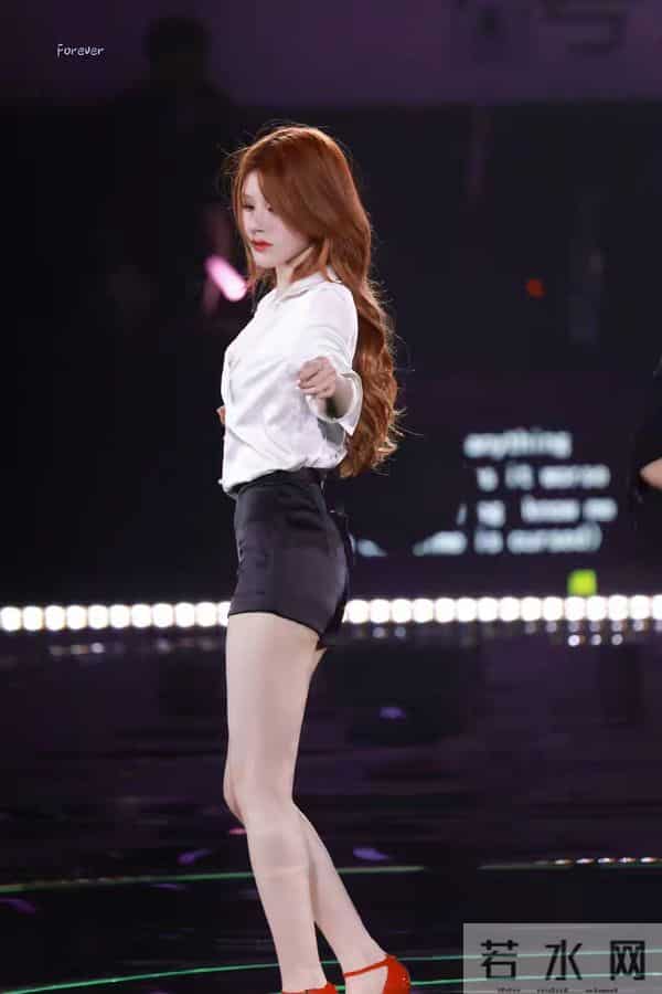 赵露思,演唱会性感造型,白色衬衣敞开心扉,男舞伴都移不开眼!