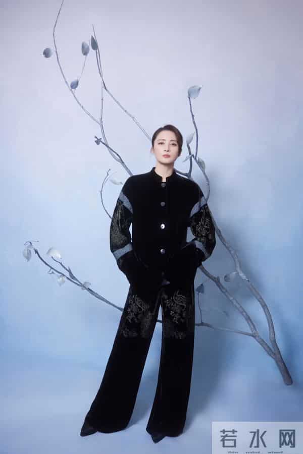 蒋勤勤分享国风写真，黑丝绒刺绣装配低盘发，气质典雅美出新高度