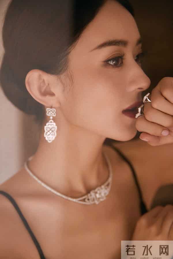 黑丝绒吊带裙裹着冷艳的柔，内里宝蓝衬出暗调的烈