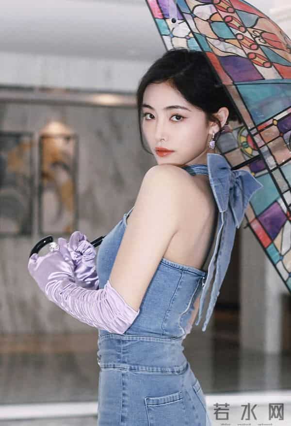 许佳琪牛仔裤高跟鞋,身材凹凸有致~