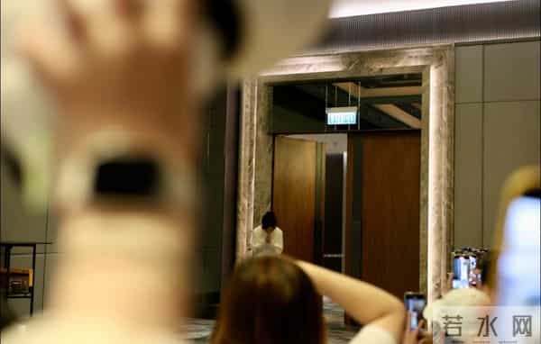 61岁关咏荷罕见露面,赴一场20年之约,状态极佳仍然很漂亮