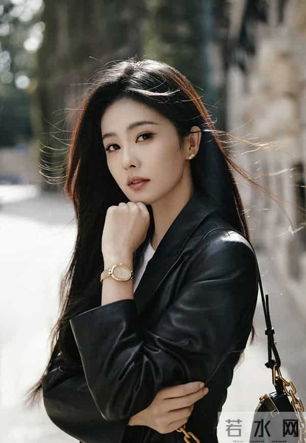 穿黑色皮夹克的白鹿