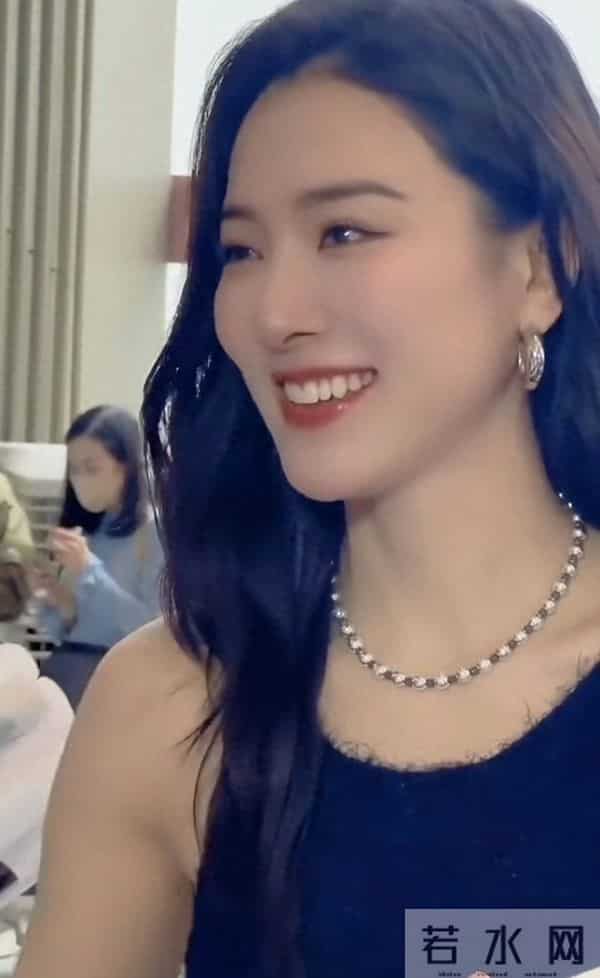 曾志伟的儿媳，真的太美了，活动现场，举手投足间尽显自信