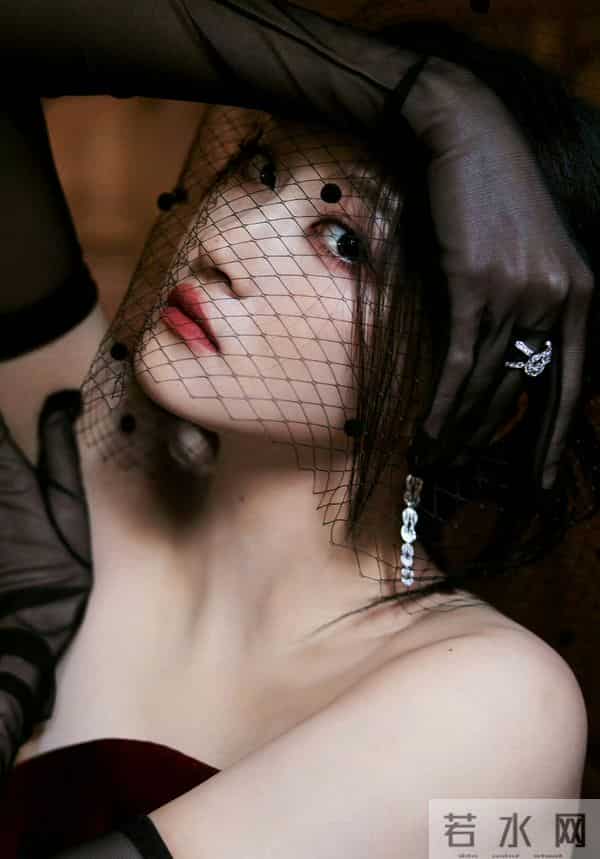 关晓彤艳丽红裙，美艳绝伦！