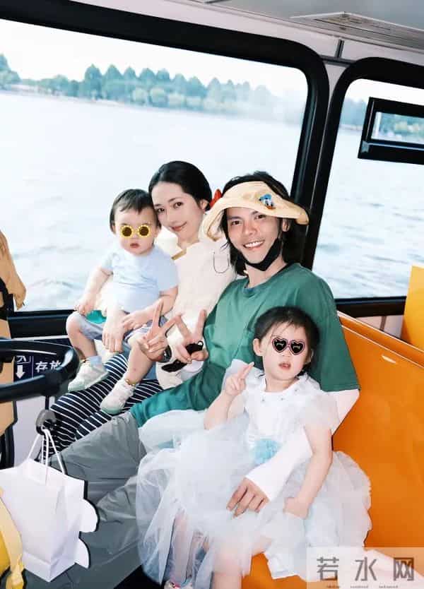 向佐这是爱惨了郭碧婷!新加坡游玩比老婆穿的还粉嫩,眼神粘人。