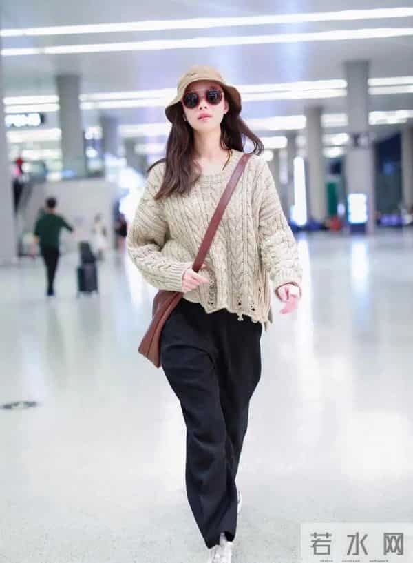 倪妮的私服穿搭真随性!穿毛衣+小黑裤+渔夫帽,简约又时髦!