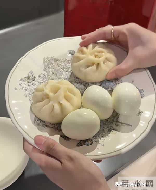 潘玮柏接岳母住上海新家,宣云妈妈亲手做包子,颜值像赵雅芝好美