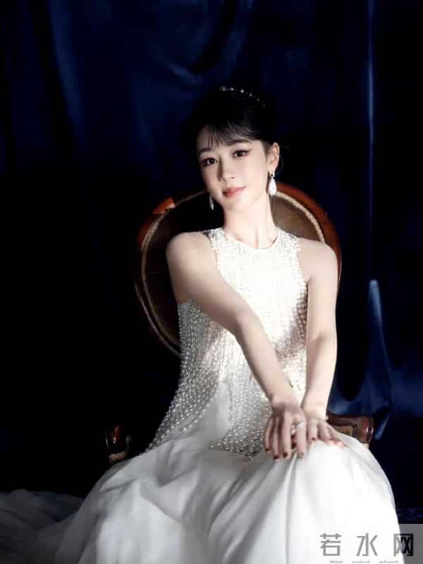 杨紫 生日写真 白色珍珠礼服来自Georges Hobeika 23春夏高定