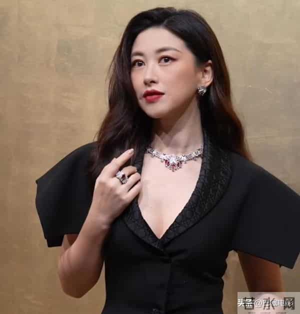 北京这一夜，巩俐雍容华贵，那英变得好时髦，郭晶晶低调地赢了