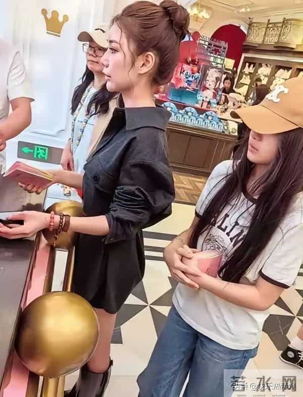 马筱梅好友透露,玥儿已认马筱梅为妈妈,一家人相处和谐很有爱