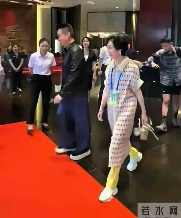 阎维文携妻回平遥,68岁妻子好瘦好显老 与丈夫同框就像两代人一样