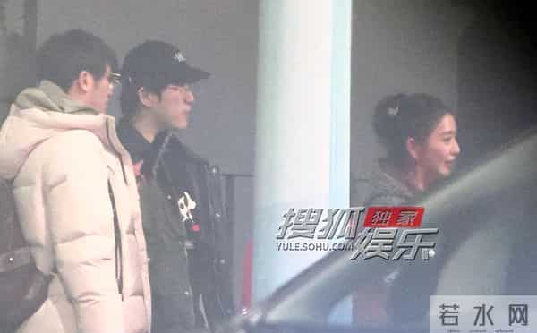 董璇宴会结束,张维伊拉着她的手,幸福得满脸洋溢