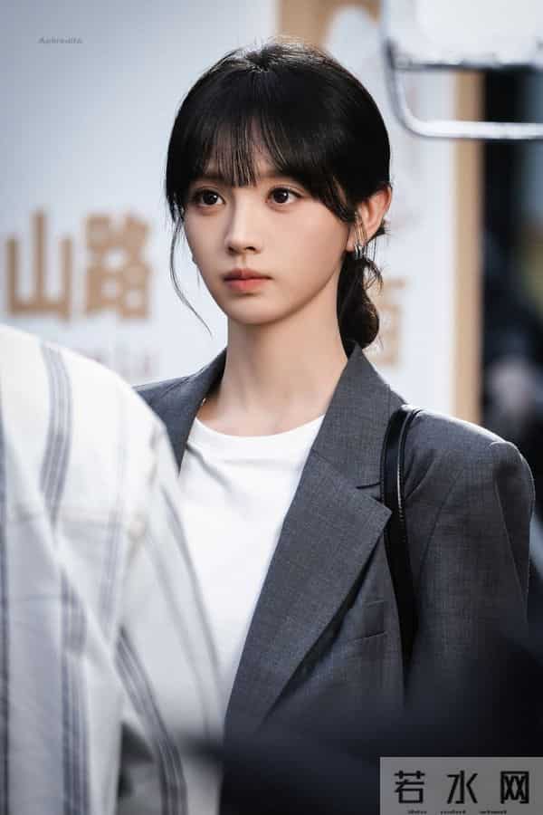 田曦薇“像刚放学的学姐”:白Polo+素颜感妆,美得毫不费力