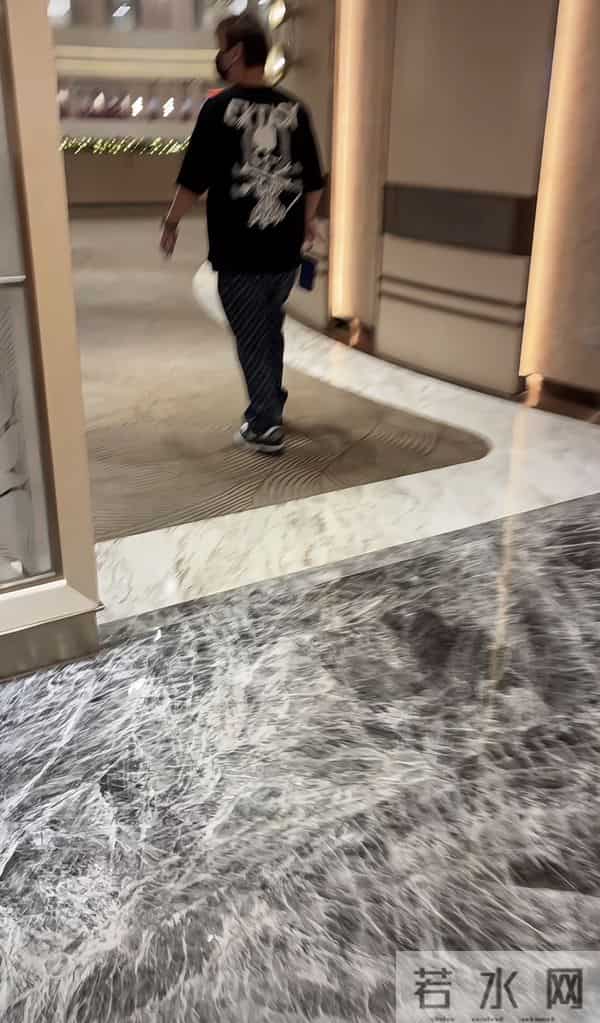 王思聪与女伴现身新加坡酒店!翘二郎腿好霸气,两人各玩各的手机