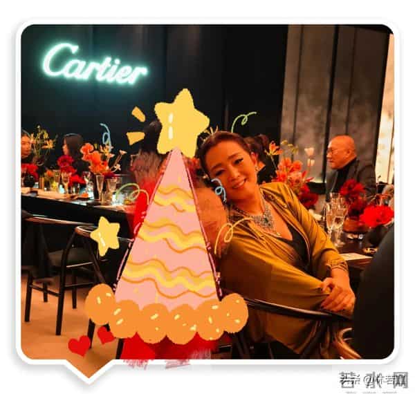 57岁那英与宋佳合唱《一笑而过》,巩俐和李现在台下笑的合不拢嘴