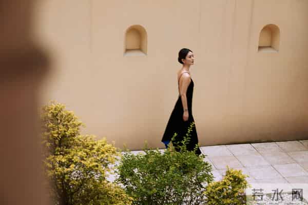 黑丝绒吊带裙裹着冷艳的柔，内里宝蓝衬出暗调的烈