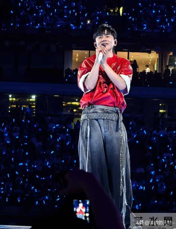 张杰爸妈现身儿子演唱会，张妈穿粉裙优雅迷人，母子俩如复制粘贴