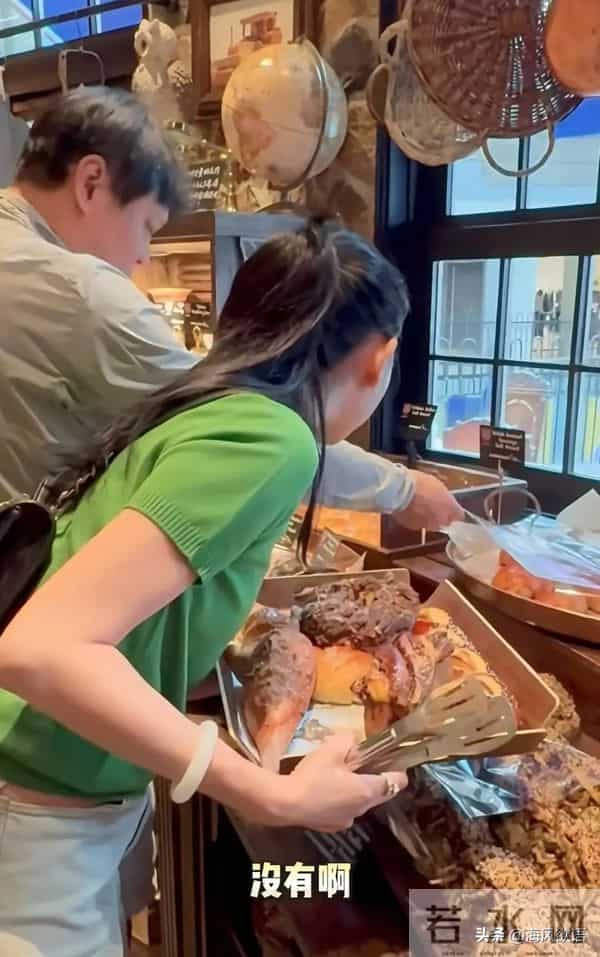 范志毅带娇妻立冬逛街,面包店扫货遭老婆当场拿捏,被误认成父女