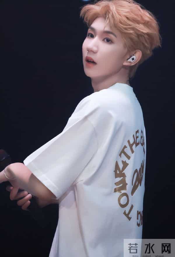 一场生日，戳穿25岁王源江湖地位，易烊千玺确实一个字都没说错