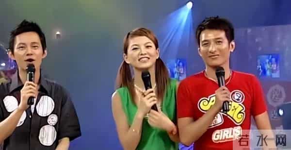 李湘回娘家，客厅大得像酒店大堂，无声中又炫了一把让人羡慕！