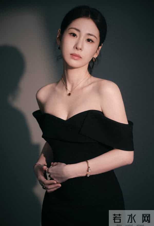 张碧晨,东方风云榜红毯造型,黑裙红唇美到挪不开眼