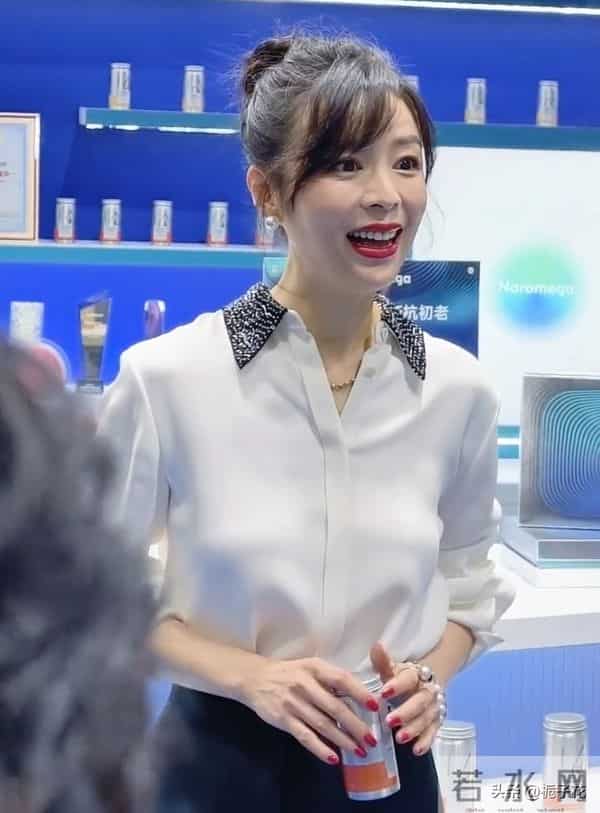 45岁张静初现身上海进博会,她的笑容真的太有感染力了,太美了吧