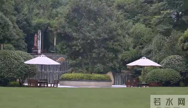 李湘回娘家，客厅大得像酒店大堂，无声中又炫了一把让人羡慕！