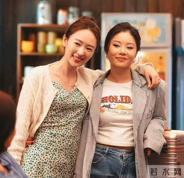 长得不漂亮又如何，33岁的她能唱又能演，和童瑶站一起一点不逊色