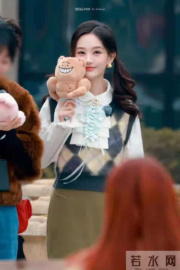 李一桐穿白丝优雅，甜美中透露女人味！