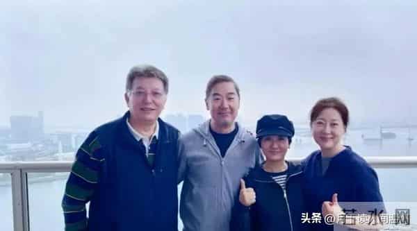 张国立和老婆去天津的朋友家里做客,俩人70岁依然精气神十足。