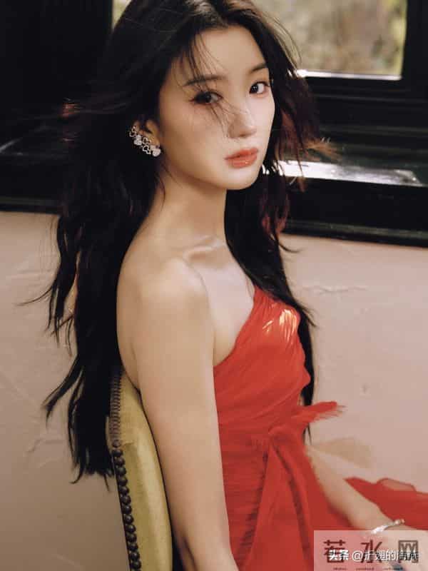 毛晓彤抹胸红裙，自在随性，炽热明艳。