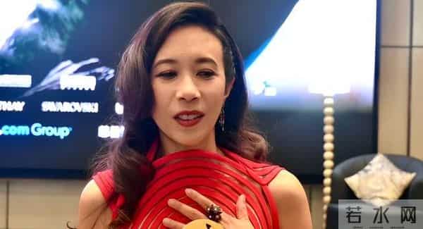 55岁莫文蔚现身香港!生图皮松肉垮自然老去,穿透视装身材干瘪