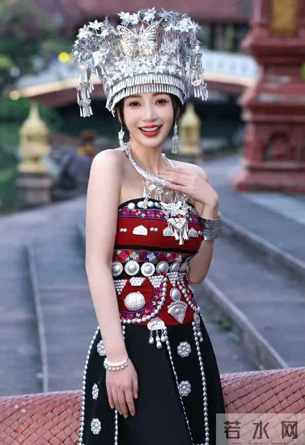柳岩苗族裙搭满银饰，身姿娇美气质明艳，太抓人