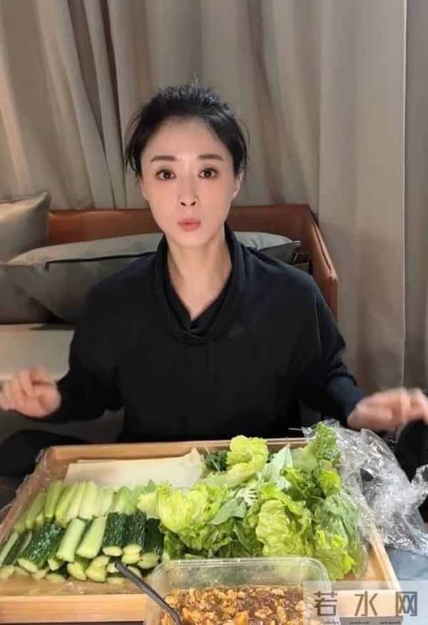 走上大S老路？42岁减肥减到哭的蒋欣，给女明星们提了个醒