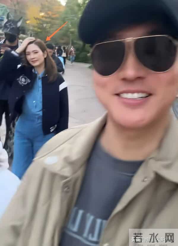 张丹峰一家4口团聚！喊25岁继子张镐濂大宝贝，洪欣久违一脸幸福